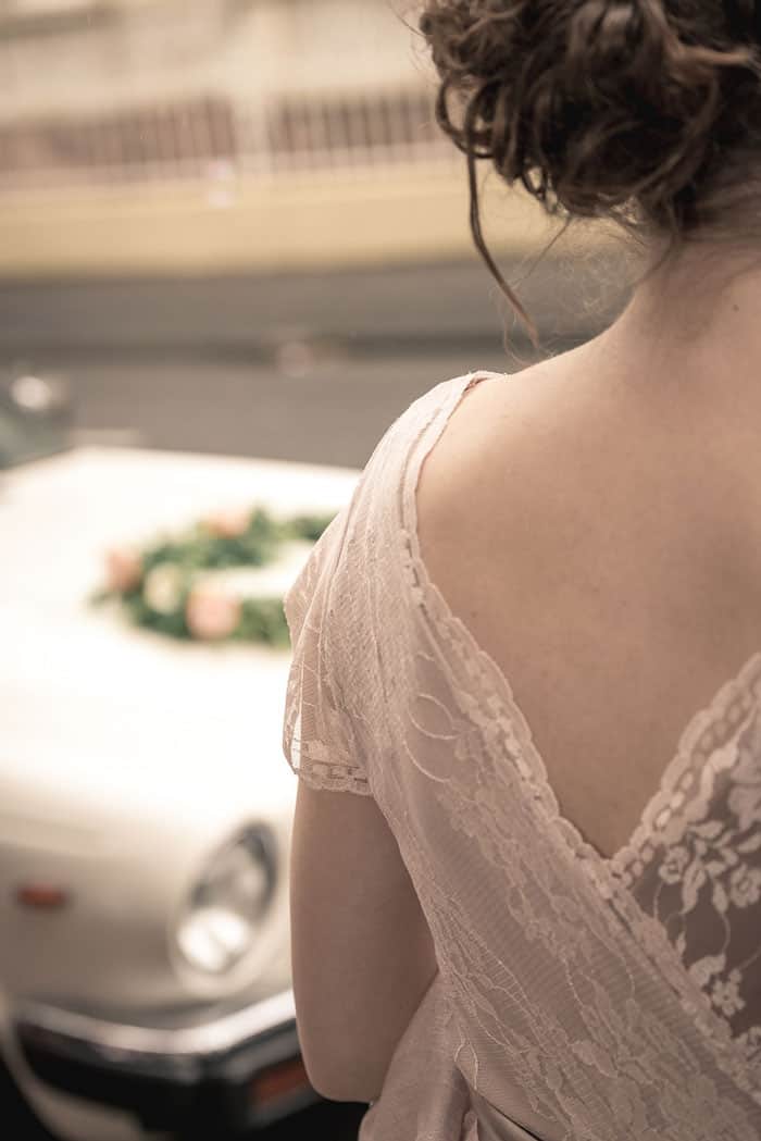 Braut und Hochzeitsauto